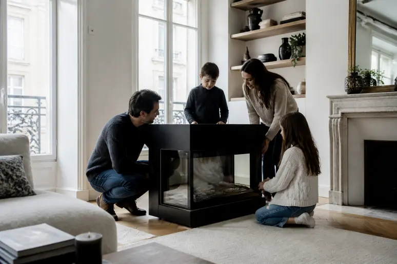 Famille française réunie autour d'une cheminée prête à poser, appréciant sa chaleur et son design moderne.