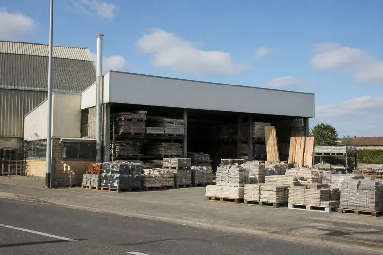 Entrée et zone de stockage extérieur de l'agence de matériaux à Forges-les-Eaux