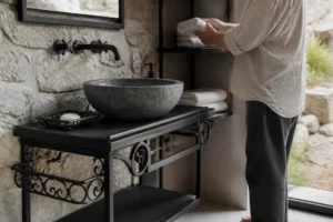 Meuble salle de bain fer forgé avec vasque en pierre naturelle et mur texturé
