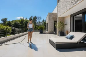 Aménagement moderne d'une terrasse blanche baignée de soleil avec un carrelage antidérapant
