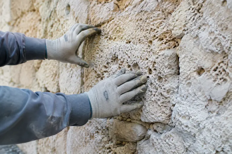 Examen minutieux de la porosité et de l'état d'un parement mural en pierre tendre
