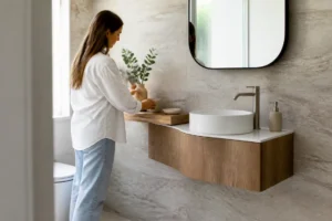Aménagement optimisé avec un meuble salle de bain destructuré dans un espace compact et moderne.