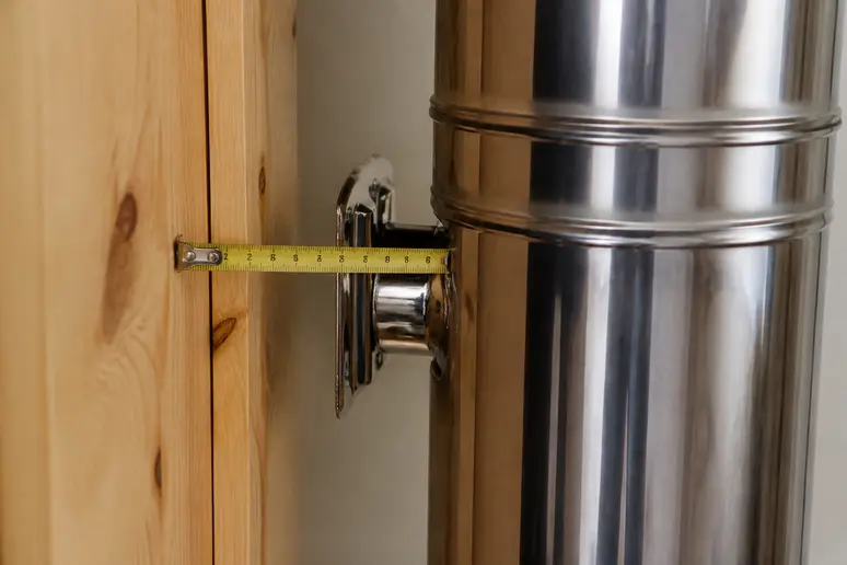 Mesure de la distance de sécurité pour le conduit d'un poêle à bois nomade