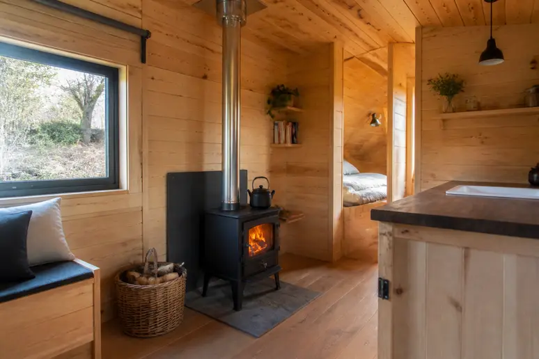 Installation d'un poêle à bois nomade dans une tiny house en bois