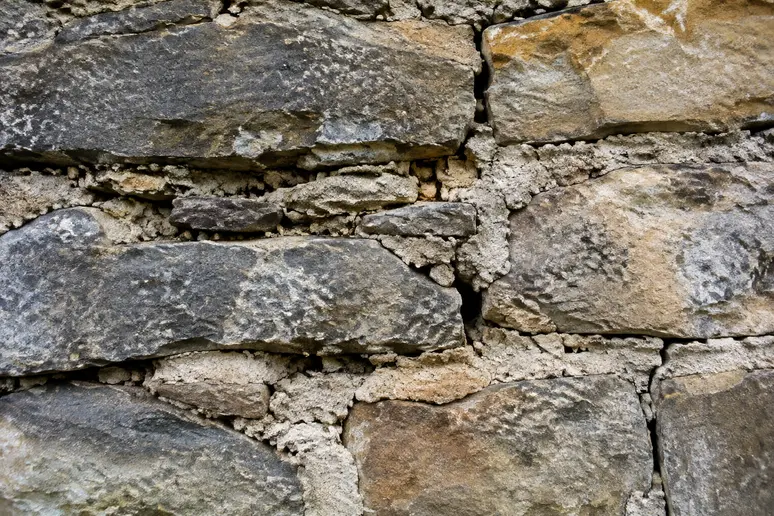 Joints de façade en pierre creusés et altérés par les intempéries