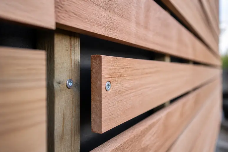 Détail de la lame d'air ventilée et des fixations conformes pour le bardage bois