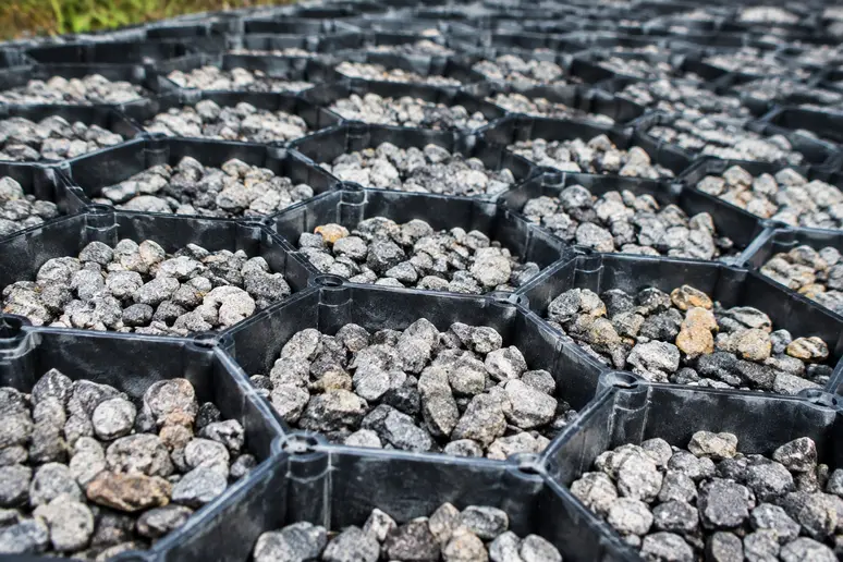 Dalles alvéolées stabilisatrices remplies de gravier pour une allée durable