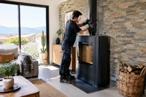 Installation d'un poele a bois perpignan dans un salon moderne avec mur en pierre
