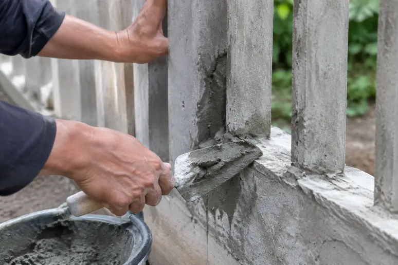 réparation locale d'une fissure sur une rénovation clôture beton avec du mortier