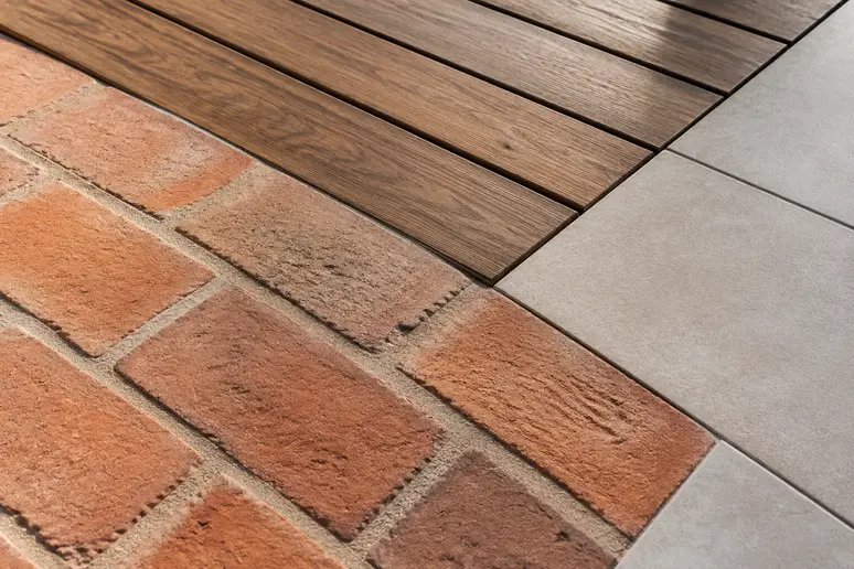 Revêtements de sol extérieur combinant des briques en terre cuite et du bois pour terrasse.