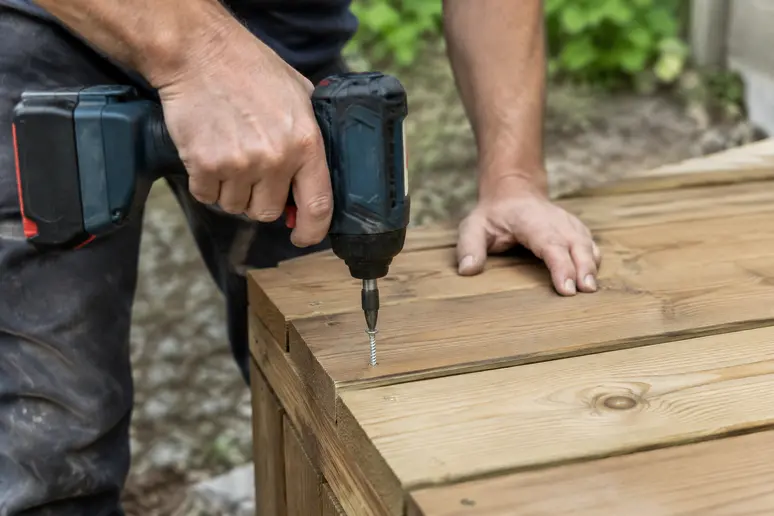 Utilisation de vis en acier galvanisé pour fixer durablement le platelage de la terrasse en palette europe
